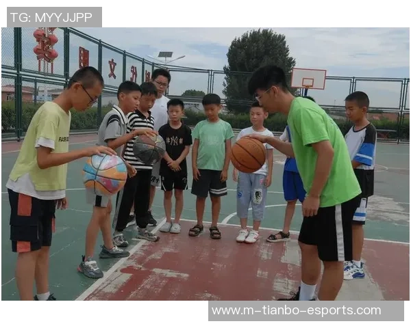 草根足球场的梦想与坚持：点亮社区青少年运动的希望之光